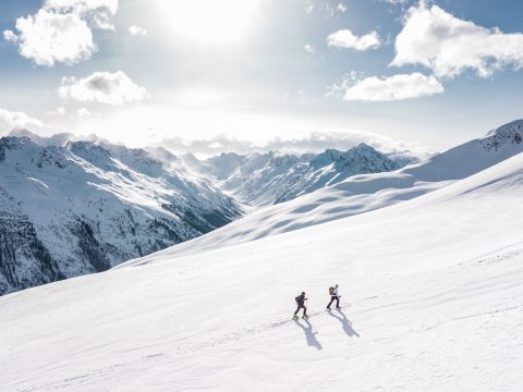 due persone che camminano sulla neve